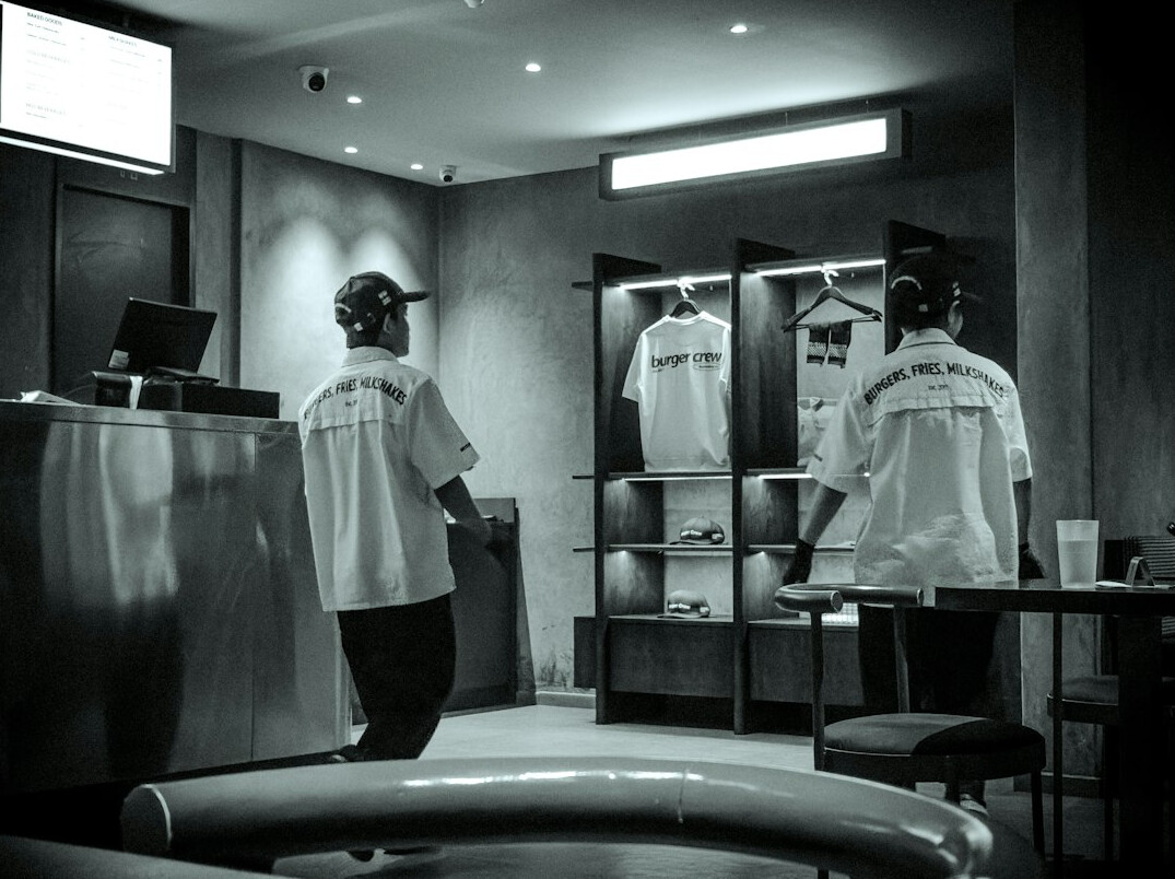 store detective watching