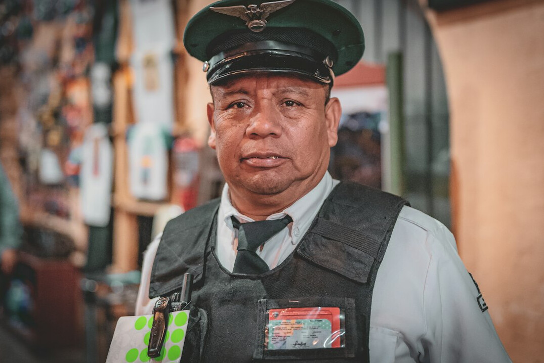 store detective watching